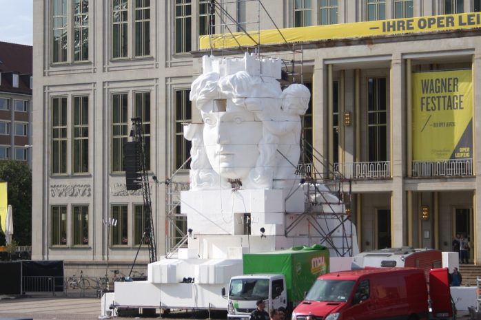 Skulptur auf dem Augustusplatz. Foto: Alexander Böhm
