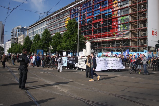 Ungeplante Zwischenkundgebung am Augustusplatz. Foto: Alexander Böhm