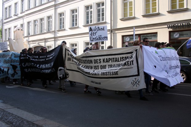 Parade zieht nach kurzer Zwischenkundgebung weiter. Foto: Alexander Böhm