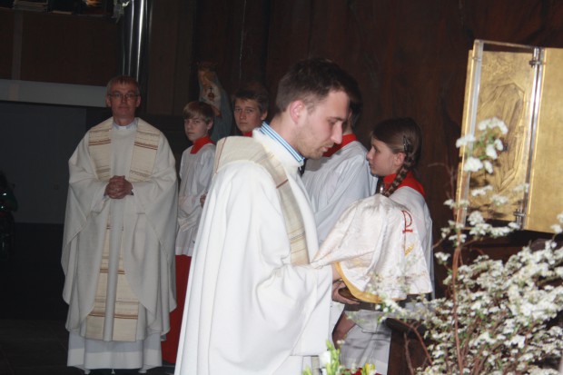 Kaplan Przemyslaw Kostorz entnimmt die eucharistischen Gaben aus dem Tabernakel. Foto: Ernst-Ulrich Kneitschel