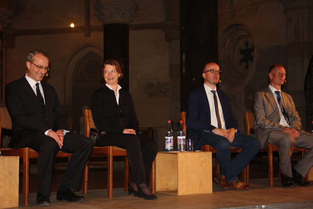 2015 die vier Kandidaten für die Wahl zum Landesbischof. (von links) Pfarrer Dr. Carsten Rentzing, Pfarrerin Margrit Klatte, Landesjugendpfarrer Tobias Bilz und Oberlandeskirchenrat Dietrich Bauer. Foto: Ernst-Ulrich Kneitschel