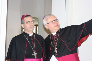 Bischof Heiner Koch (rechts) erklärt Nuntius Nikola Eterovi das Konzept der Kirche. Foto: Ernst-Ulrich Kneitschel
