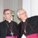 Bischof Heiner Koch (rechts) erklärt Nuntius Nikola Eterovi das Konzept der Kirche. Foto: Ernst-Ulrich Kneitschel