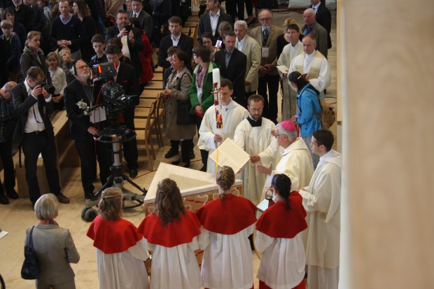 Bischof Koch segnet das Wasser des Taufbeckens. Foto: Ernst-Ulrich Kneitschel