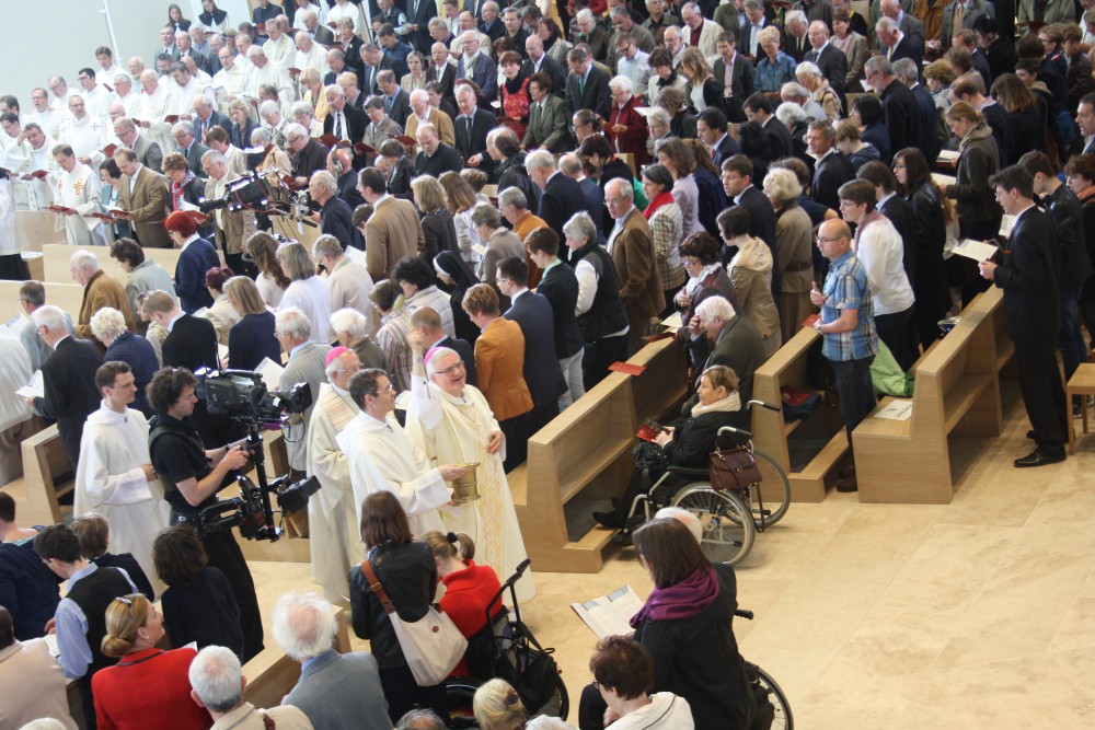 Bischof, Kameramann und Gemeinde beim Kirchweihgottesdienst. Foto: Ernst-Ulrich Kneitschel