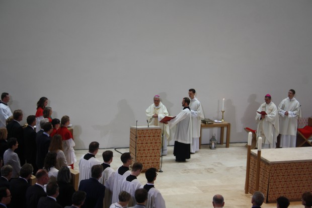 Der Ambo, Ort der Verkündigung, wird gesegnet. Foto: Ernst-Ulrich Kneitschel