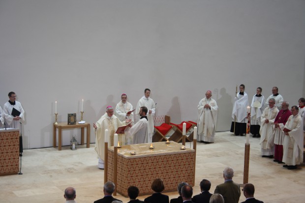 Salbung des Altars durch Bischof Heiner Koch. Foto: Ernst-Ulrich Kneitschel