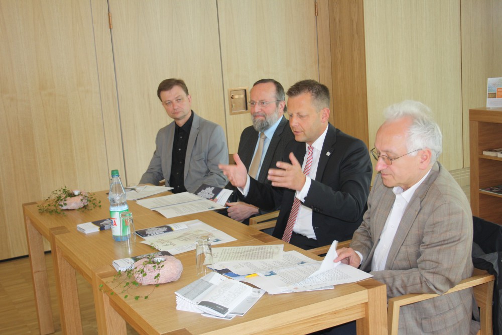 Vielfältiges Programm der Kirchen zum Stadtfest. Von links: Pfarrer Ulrich Dombrowsky, Superintendent Martin Henker, Bürgermeister Torsten Bonew und Pfarrer i.R. Christian Wolff. Foto: Ernst-Ulrich Kneitschel