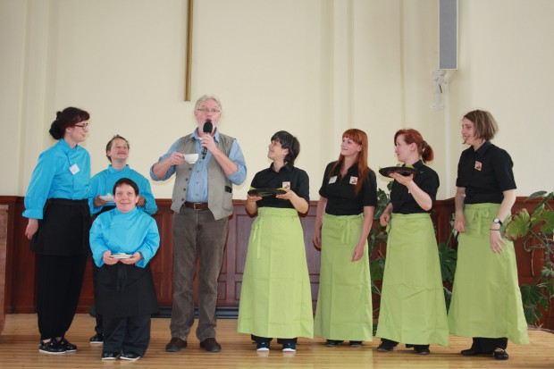 Mitarbeiter des neuen Lindencafés servieren die erste Tasse Kaffee. Foto: Ernst-Ulrich Kneitschel
