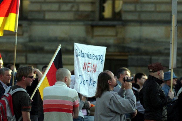 Islamisierung - nein Danke. Pauschale Parolen und "Wir gegen die" - Gefühle gegenüber Presse und Andersdenkenden auch heute wieder auf dem Simsonplatz. Foto: L-IZ.de