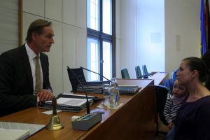 Zum Beginn der Ratssitzung kam es zu klaren Konfrontationen im Ratssaal zwischen wütenden Erzieherinnen und Müttern mit Oberbürgermeister Burkhard Jung. Foto: L-IZ.de