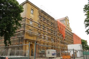 Baustelle Karl-Vogel-Straße: Das ehemalige Richard-Wagner-Gymnasium wird zur Käthe-Kollwitz-Förderschule. Foto: Ralf Julke