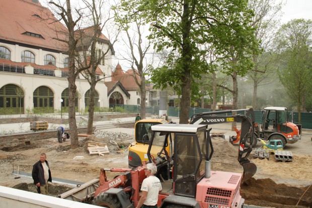 Arbeiten auf der Freifläche hinter der Kongresshalle. Foto: Ralf Julke