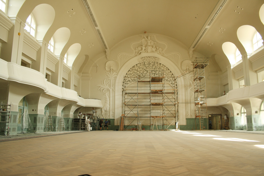 Blick in den Großen Saal der Kongresshalle mit den rekonstruierten Emporen von 1900. Foto: Ralf Julke