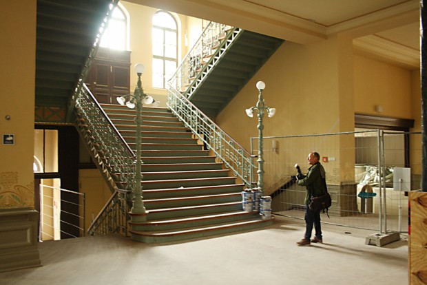 Wiederentdeckt: Die prachtvolle Jugendstil-Treppe im Foyer. Foto: Ralf Julke