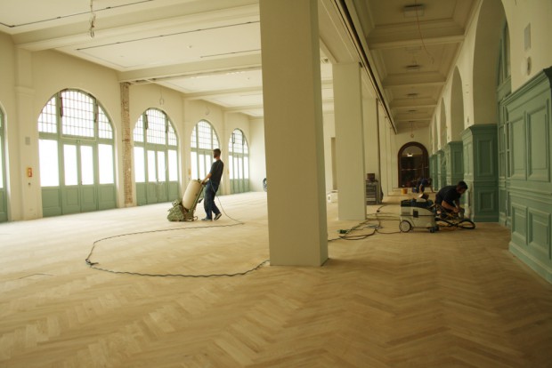Im Wagner-Saal wird das Parkett poliert. Foto: Ralf Julke