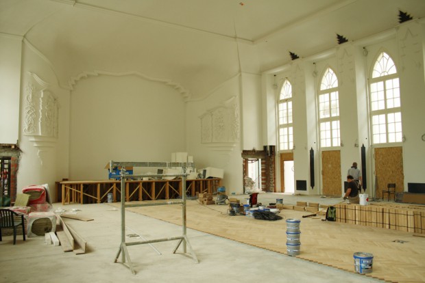 Der Weiße Saal bekommt auch seine Bühne wieder eingebaut. Foto: Ralf Julke