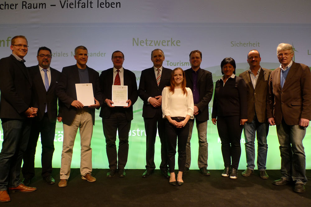 Von links nach rechts: Matthias Wagner (Regionalmanagement), Thomas Pöge (Bürgermeister Thallwitz), Matthias Berger (Oberbürgermeister Grimma), Bernd Laqua (Bürgermeister Bennewitz), Thomas Schmidt (Landwirtschaftsminister Sachsen), Corinna Jopke (Ingenieurbüro seecon GmbH), Marcus Planert (Hauptamtsleiter Borsdorf), Siegmunde Dietrich (Regionalmanagement), Thomas Härtel (Bauamtsleiter Naunhof) und Konrad Steglich (Regionalmanagement). Foto: Stadt Grimma