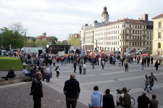 Erneuter Abschwung bei Legida. Kurz nach 19 Uhr vielleicht 250 Teilnehmer auf dem Simsonplatz. Foto: L-IZ.de