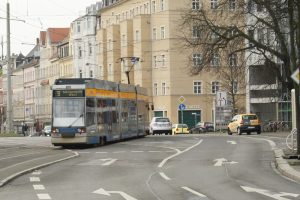 Straßenbahn Linie 9 auf dem Weg in die Wolfgang-Heinze-Straße. Foto: Ralf Julke