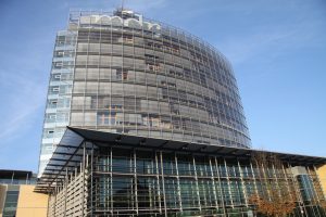 Das Hochhaus der MDR-Zentrale in Leipzig. Foto: Matthias Weidemann