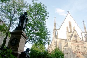 Zu Mendelssohns Zeiten standen an der Westseite der Kirche noch die Thomasschule und Nebengebäude. Das Mendelssohn-Denkmal zierte einst das alte Gewandhaus. Foto: Karsten Pietsch
