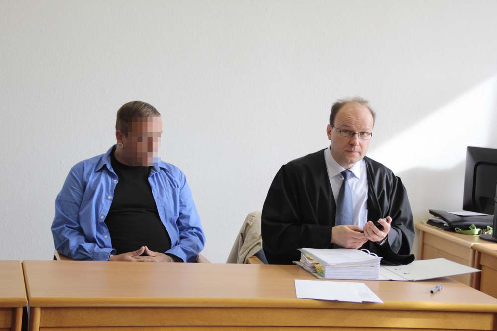 Michael P. mit seinem Verteidiger Thomas Kuhne. Foto: Martin Schöler