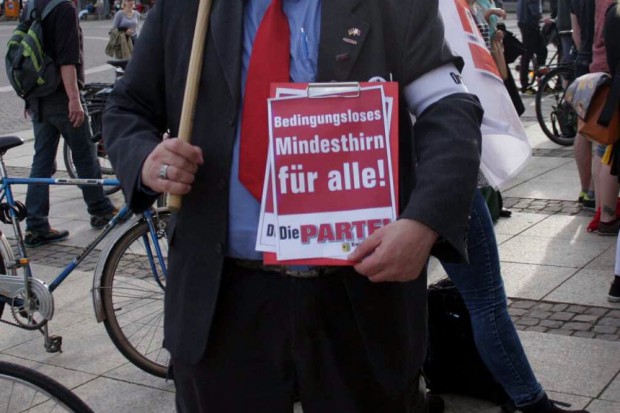 Mindesthirn für alle - eine Forderung der Partei Die Partei vor der Oper Leipzig. Foto: L-IZ.de