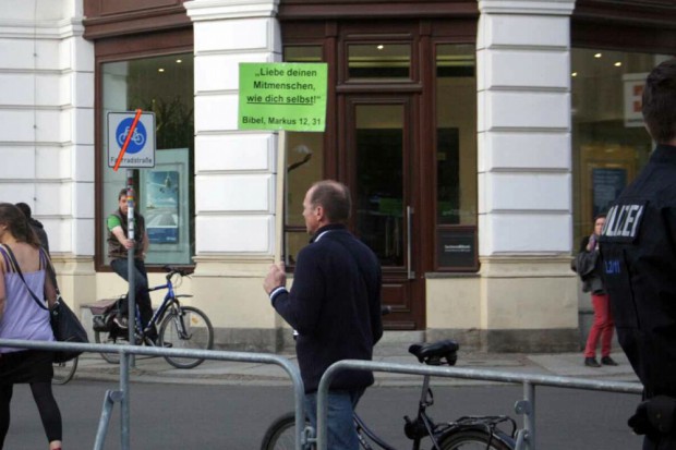 Für gänzlich uninformierte nur auf den ersten Blick ein Widerspruch. NoLegida-Demonstrant mit christlichen Werten gegen die Abendlandverteidiger. Foto: L-IZ.de