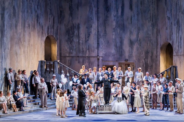 Zweiteiliger Abend: Nach der Grusel-Oper gibt's einen Evergreeen für starke Stimmen. Foto: Kirsten Nijhof