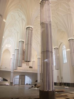 Aula und Universitätskirche St. Pauli, am Tag des Einbaus der Schwalbennestorgel, 24. Februar 2015. Blick durch die Glastür. An den Säulen fehlen noch Glasverkleidungen. Foto: Karsten Pietsch
