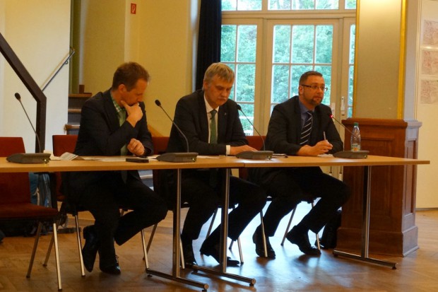 Die MDV-Vertreter Steffen Lehmann und Ron Böhme sowie OBM Karsten Schütze beantworten die Fragen der anwesenden Gäste. Foto: Patrick Kulow