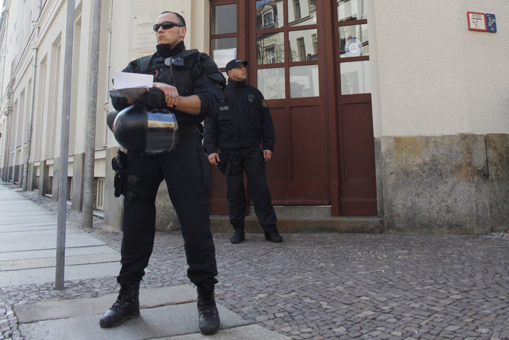 Eindrucksvoll: Sächsische Polizisten bei einem Einsatz in Leipzig. Foto: Martin Schöler