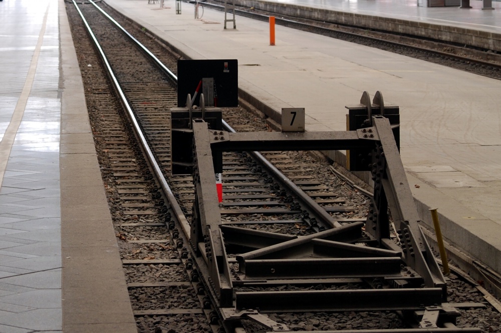 Der Bahnkunde macht den Prellbock für ein neues Gesetz. Foto: L-IZ.de