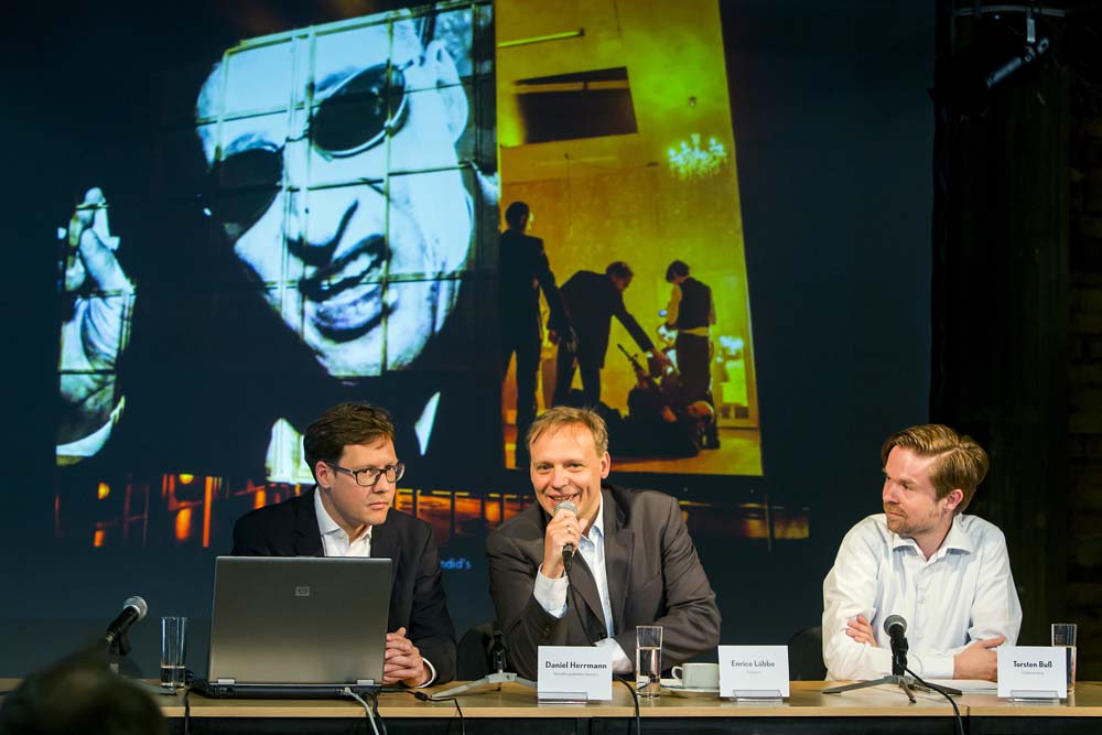 Der kommissarische Verwaltungsdirektor Daniel Herrmann, Intendant Enrico Lübbe und Chefdramaturg Torsten Buß stellen der Presse die Spielzeit 2015/16 vor. Foto: Rolf Arnold
