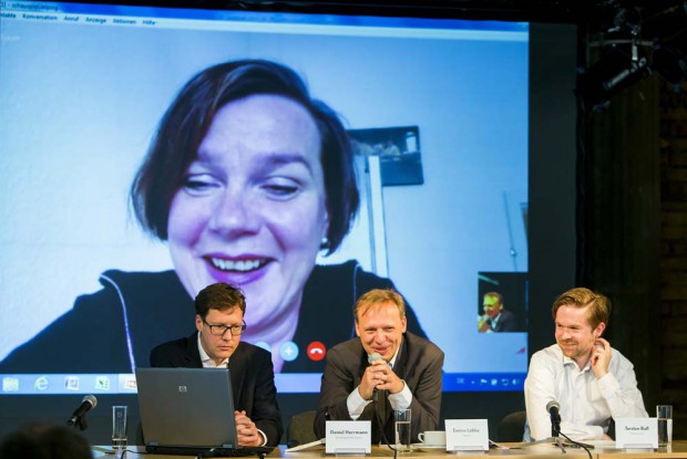 Hausregisseurin Claudia Bauer wurde per Skype zugeschaltet, weil sie wegen des Bahnstreiks nicht nach Leipzig kommen konnte. Foto: Rolf Arnold