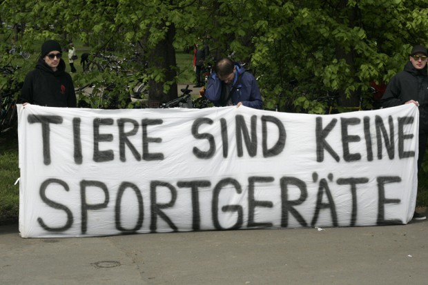 Vor dem Eingangsbereich protestierten die Gruppen ARIWA, Tierbefreier e.V und das Bündnis Leipziger Tierrechtler Foto: Sebastian Beyer