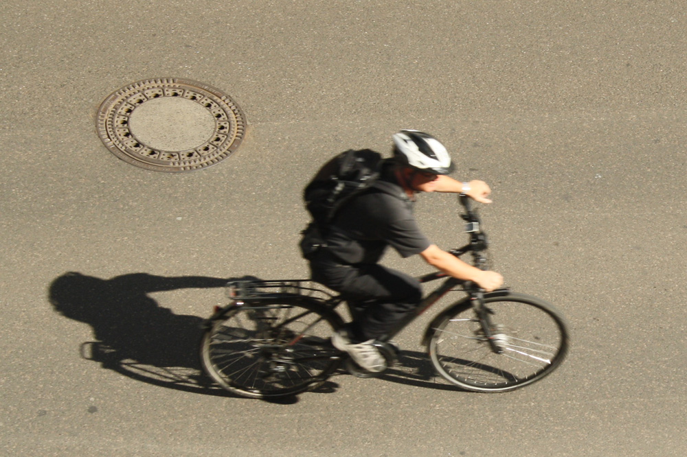 Leipziger Radfahrer - eindeutig zu schnell für die Kamera. Foto: Ralf Julke