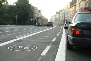 Neu angelegter Radfahrstreifen auf der Georg-Schumann-Straße in Möckern. Foto: Ralf Julke