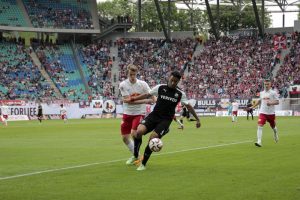 Die Sanderhausener Spieler wie Aziz Bouhaddouz konnten sich immer wieder gegen die Leipziger Verteidigung durchsetzen. Foto: Alexander Böhm