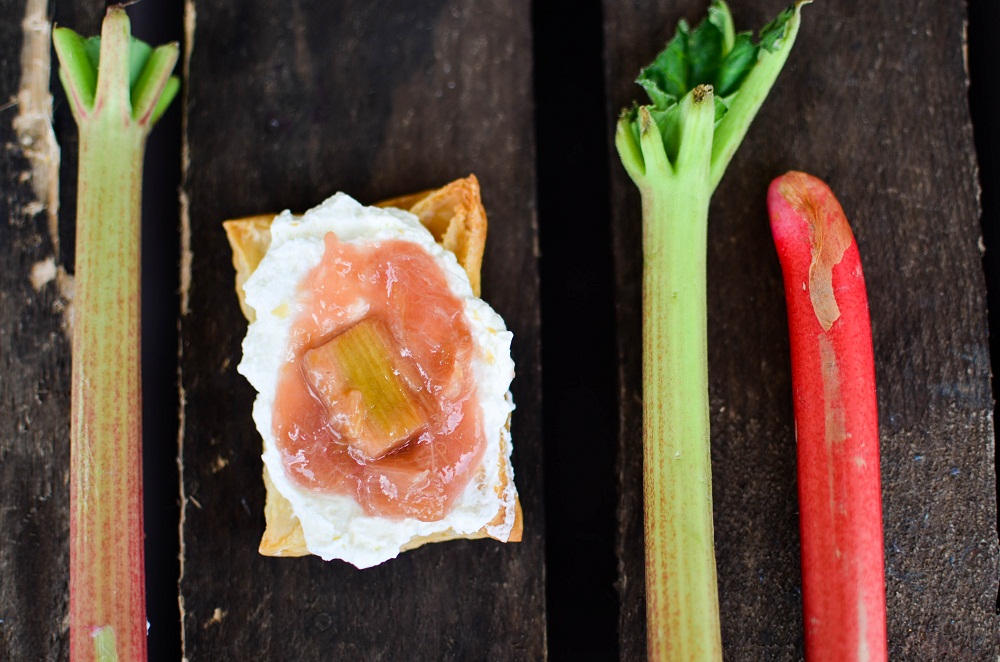 Blätterteiggebäck mit Rhabarberfüllung. Foto: Maike Klose