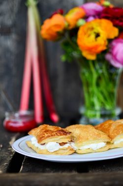 Blätterteiggebäck mit Rhabarberfüllung. Foto: Maike Klose