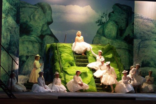 Fräuleins in unschuldigem Weiß trällern: "Wir winden Dir den Jungfernkranz". Foto: Karsten Pietsch