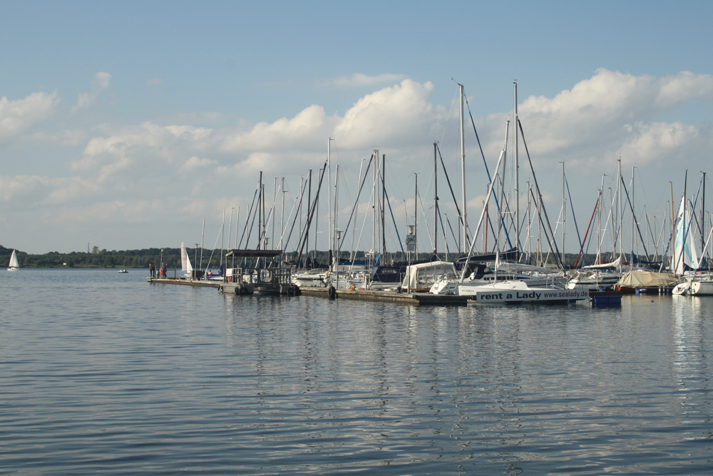 Segelboote am Pier des Cospudener Sees. Foto: Ralf Julke