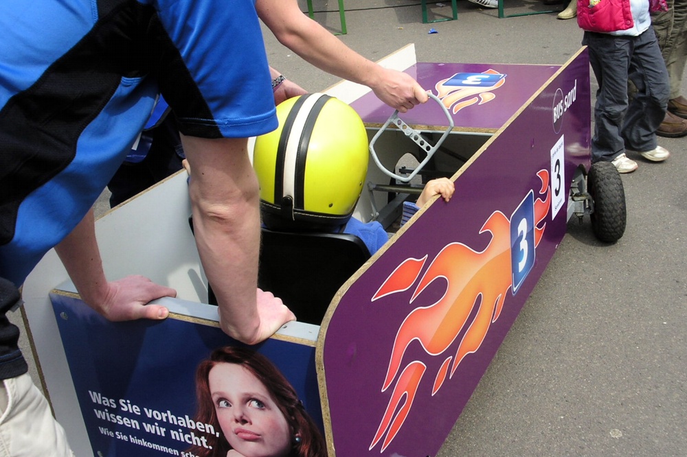 Mit der Seifenkiste den Berg hinab. Foto: L-IZ.de