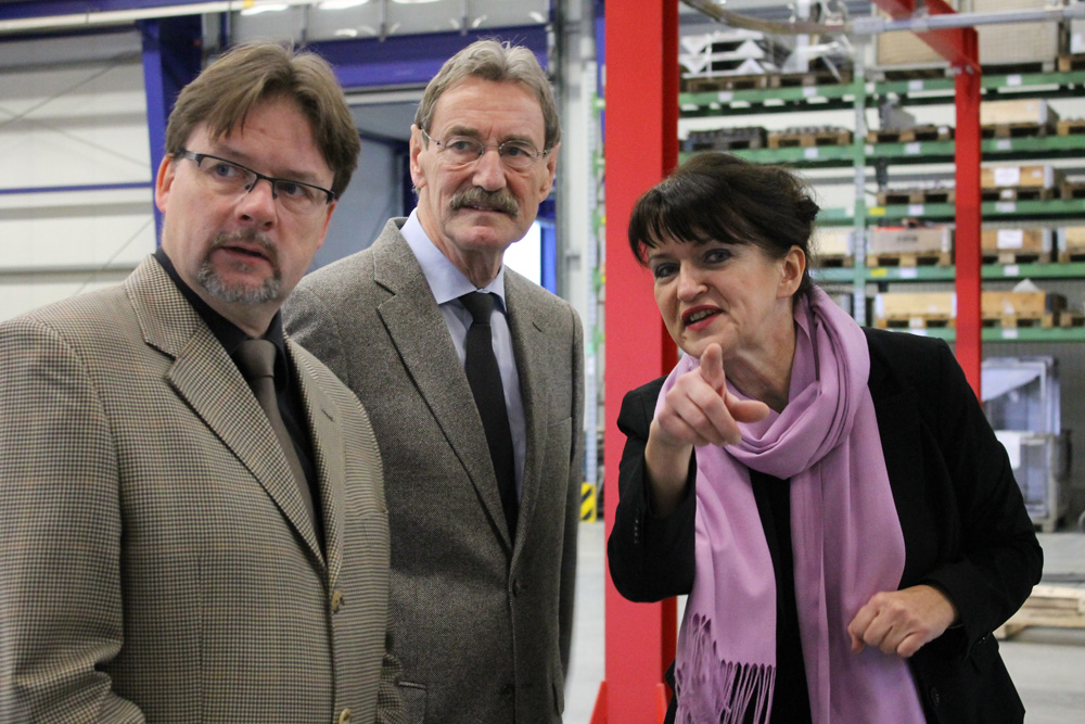 Bürgermeister Jens Spiske, Landrat Dr. Gerhard Gey und Geschäftsführerin Sabine Oette bei einem Besuch in der Firma Dr. Oette Maschinenbauteile e.K. im Januar. Foto: Stadt Markranstädt