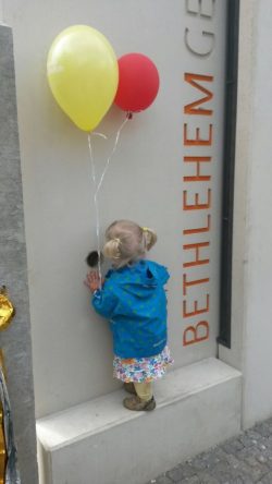 Die Kleinsten können durchs Guckloch nach "Betlehem" schauen. Foto: Marko Hofmann