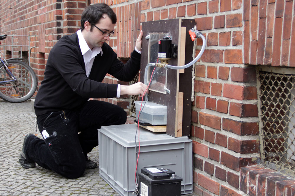 Nachwuchswissenschaftler Mario Stelzmann bei einer Untersuchung mit dem an der HTWK Leipzig entwickelten Wasseraufnahmemessgerät. Foto: Stephan Thomas