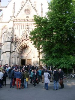 Nach dem Konzert trafen sich am heutigen Mendelssohn-Portal die Werk-Tätigen aus Universitätschor, Orchester und Publikum. Foto: Karsten Pietsch