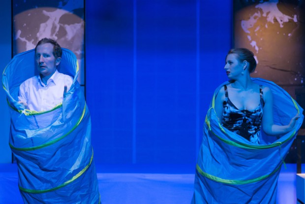 Hier sehen wir eine Art Würmer oder Schlafsäcke, aber auch eine spannende Bettszene! Foto: Theater fact